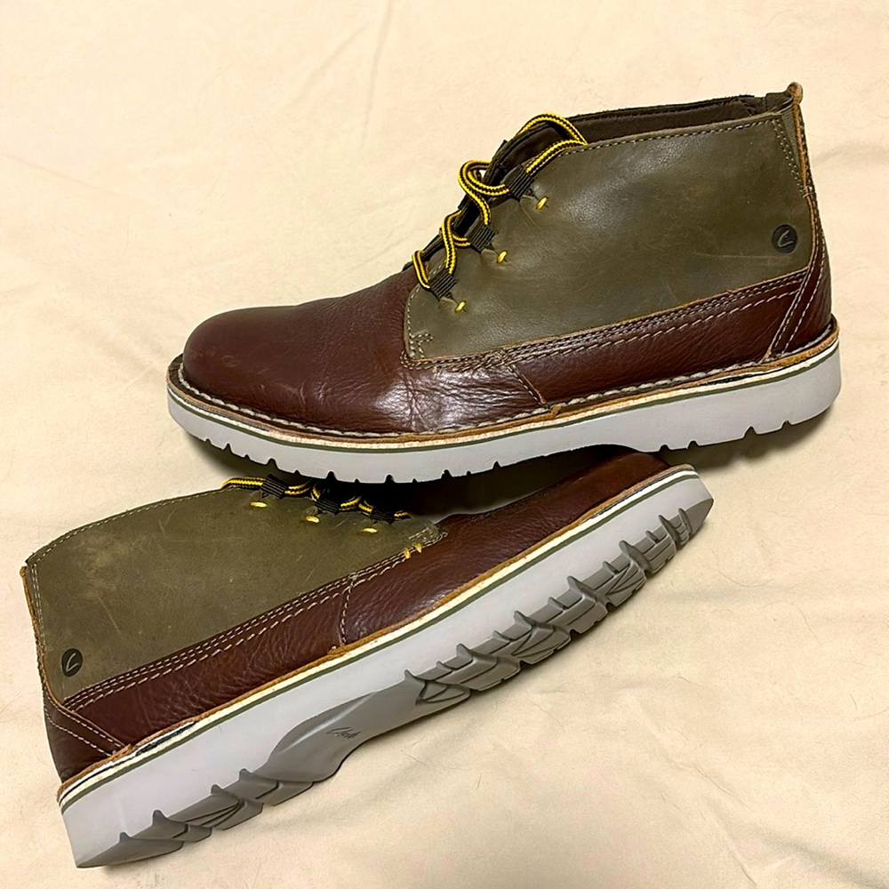 Men’s Clark’s size 8.5. Only used twice